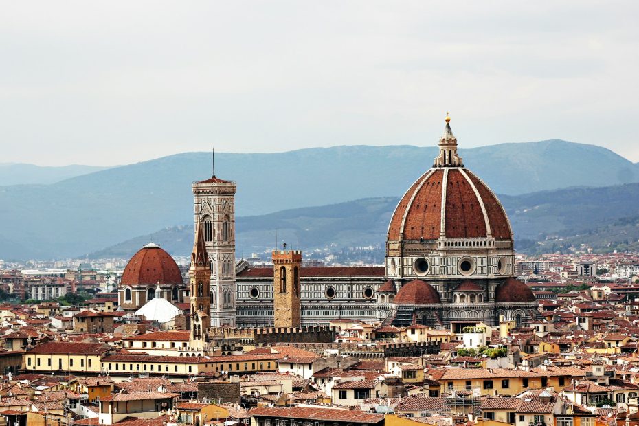 El Centro Storico es ideal para quienes deseen estar en medio de los monumentos históricos y las bulliciosas calles de Florencia. Alberga lugares emblemáticos como el Duomo, la Galería Uffizi y el Ponte Vecchio.