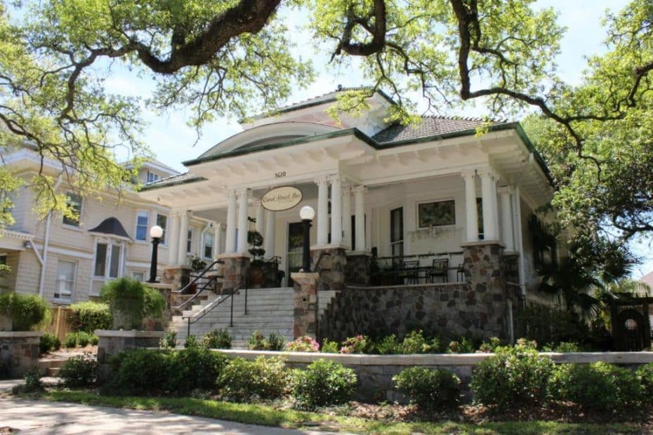 Located near City Park and Bayou St. John, Mid-City has a relaxed atmosphere with plenty of green space.