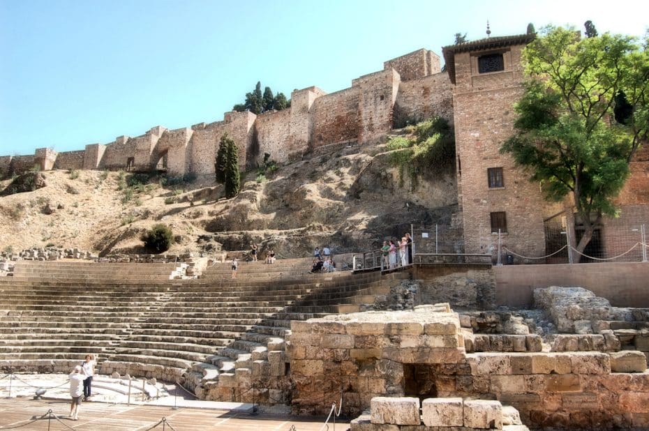 Alcazaba de Málaga de la época musulmana encima del Teatro Romano de la época romana