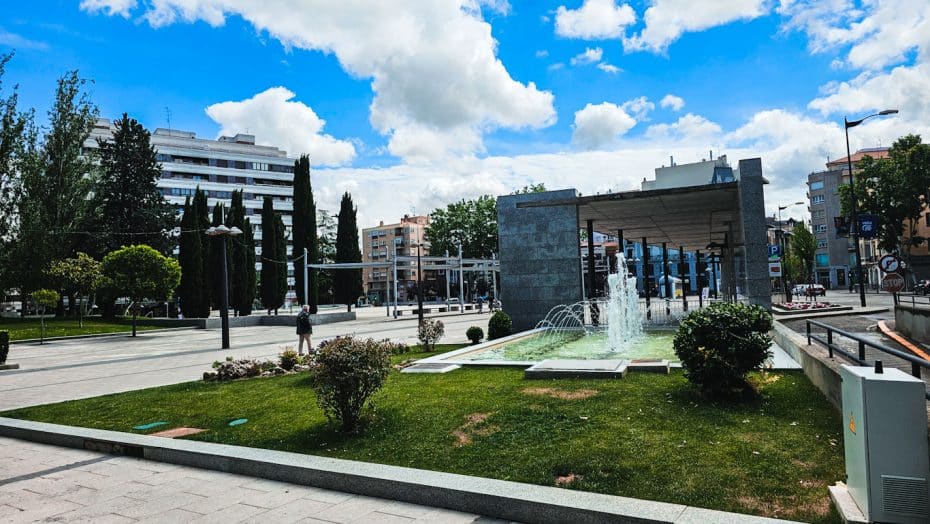 Parque de la Marina Española is a huge urban square offering monuments and some green areas.