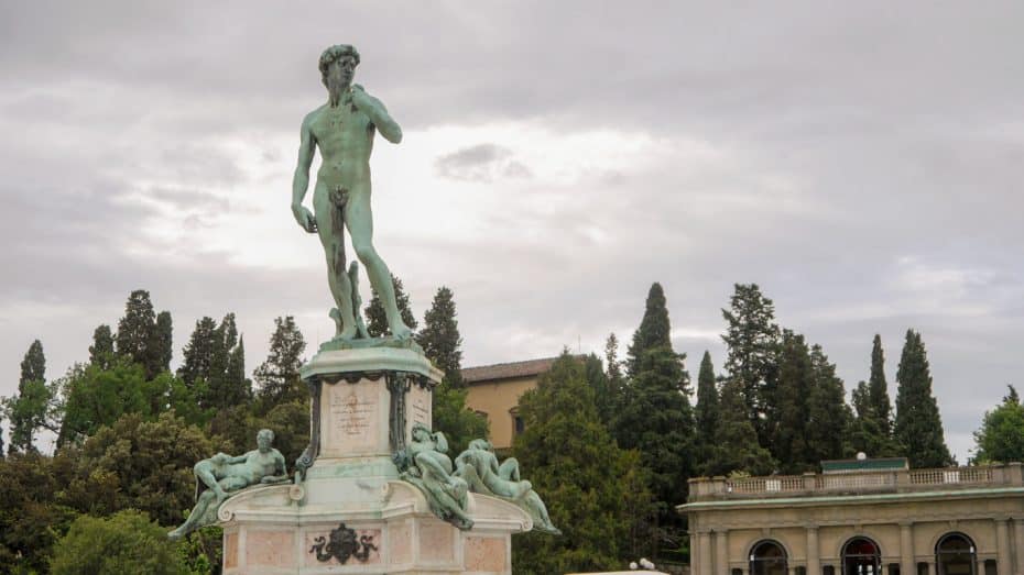 Piazzale Michelangelo es conocida por sus impresionantes vistas panorámicas de Florencia. Está ligeramente alejado del centro de la ciudad, por lo que ofrece un ambiente más tranquilo.