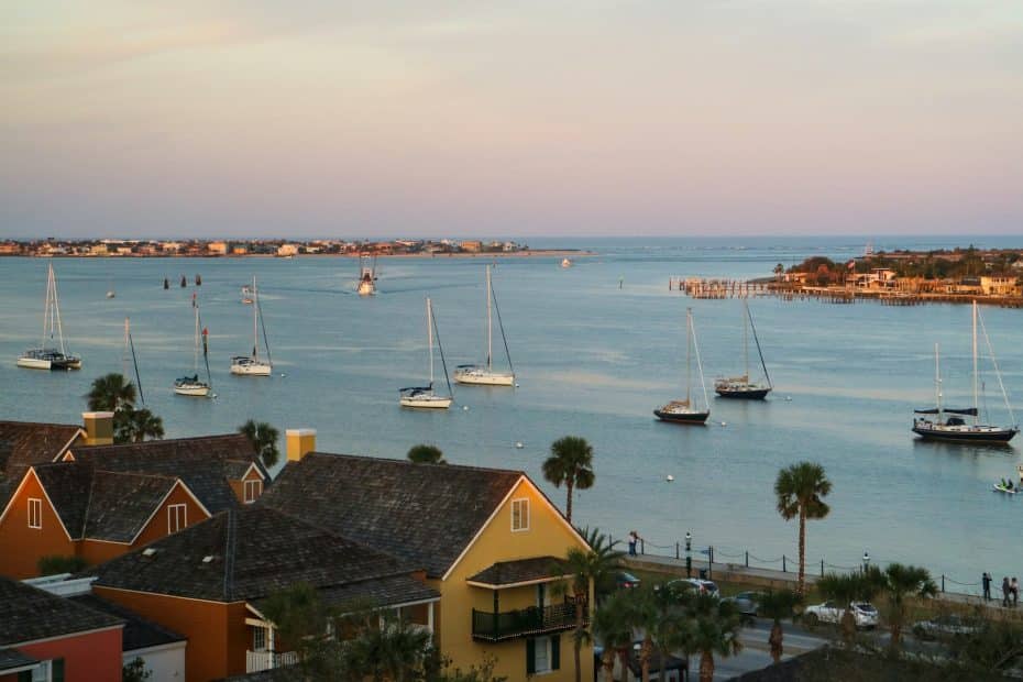 La spiaggia di Saint Augustine è una destinazione popolare per coloro che desiderano prendere il sole e godere di spiagge sabbiose incontaminate.