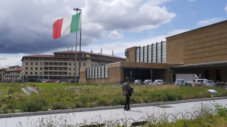 Alojarse en los alrededores de la estación de tren de Santa Maria Novella es una zona práctica para quienes planean excursiones de un día a otras ciudades o localidades de la Toscana.