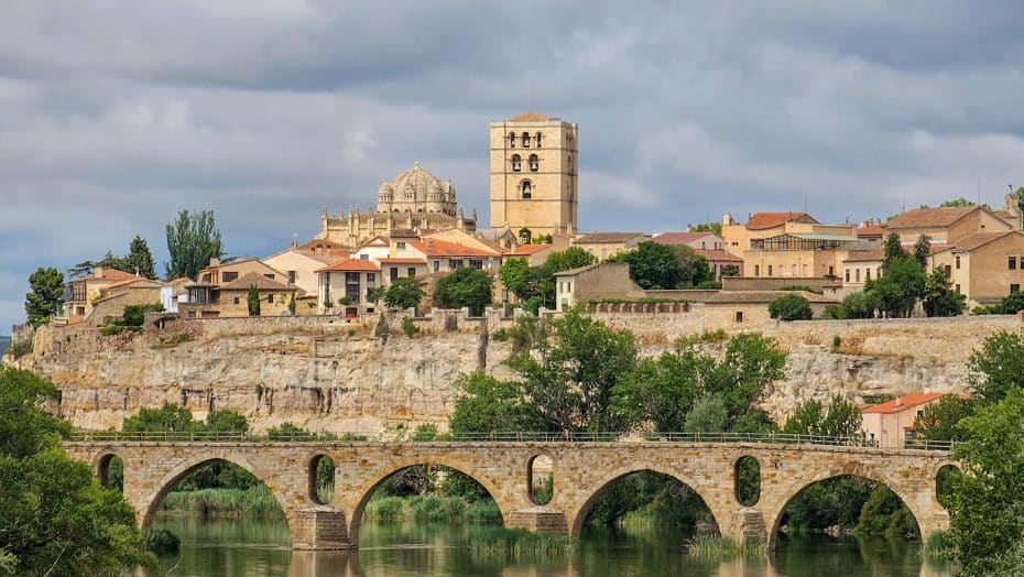 Staying near the Cathedral and Castle of Zamora allows you to experience the city's medieval charm. This area is quiet and picturesque, perfect for those who appreciate historical architecture.