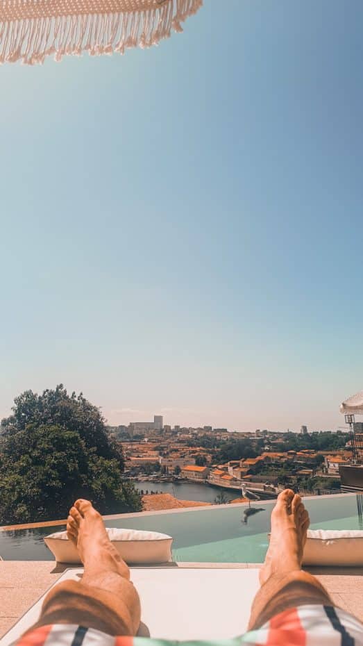 Tomando el sol junto a la piscina infinita