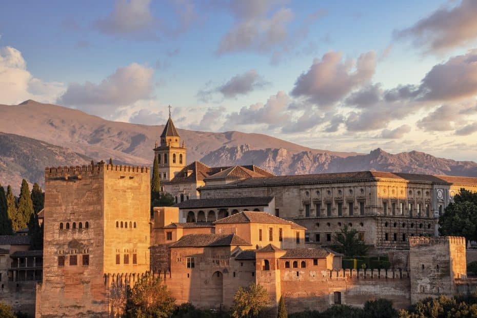 Aunque fue ampliado durante la dominación cristiana, el complejo palaciego de La Alhambra sigue siendo el símbolo más poderoso de la España de la época musulmana.