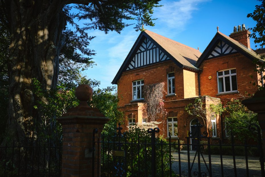 Ballsbridge es un barrio de lujo con calles arboladas y casas georgianas. Está cerca del Estadio Aviva y del RDS Arena y ofrece restaurantes de lujo y hoteles elegantes.