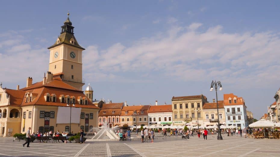 Il centro storico di Brasov è noto per la sua architettura medievale ben conservata e le sue strette strade di ciottoli.