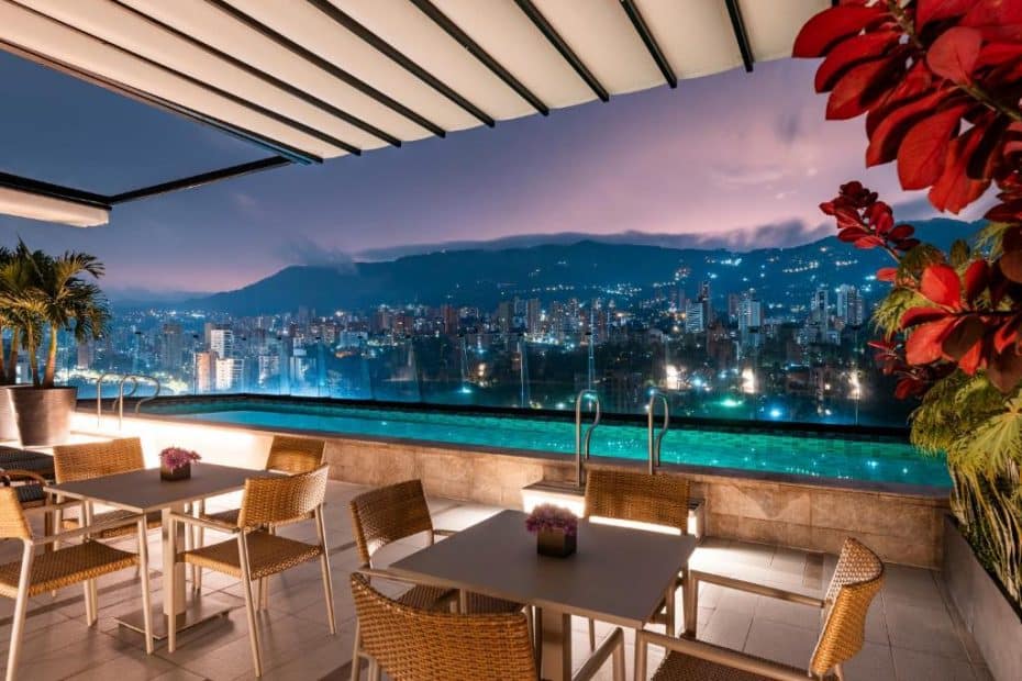 El Poblado offre alcuni dei migliori bar e terrazze panoramiche di Medellín.