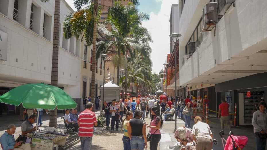 La Candelaria ofrece un ambiente diferente al de las zonas modernas de Medellín. Es rica en historia cultural y ofrece un ambiente nocturno único con bares eclécticos y cafés bohemios.