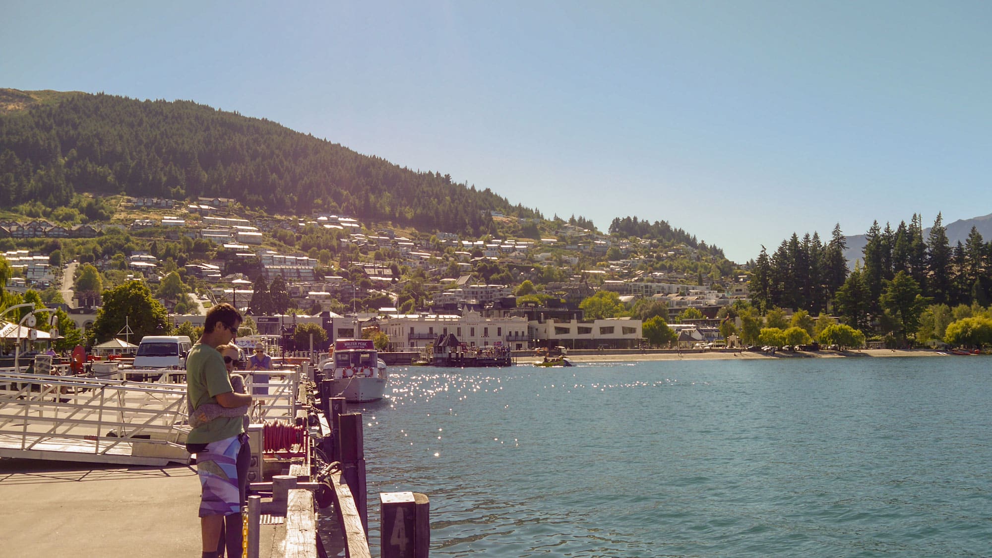 Vistas del lago Wakatipu desde el centro de Queenstown