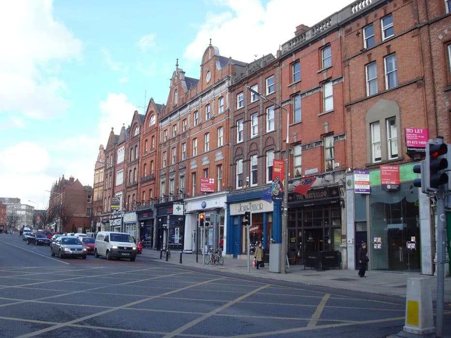 Parnell Square es un centro histórico y cultural ubicado en la parte superior de O'Connell Street, hogar del Museo de Escritores de Dublín, la Galería Hugh Lane y el Jardín del Recuerdo.