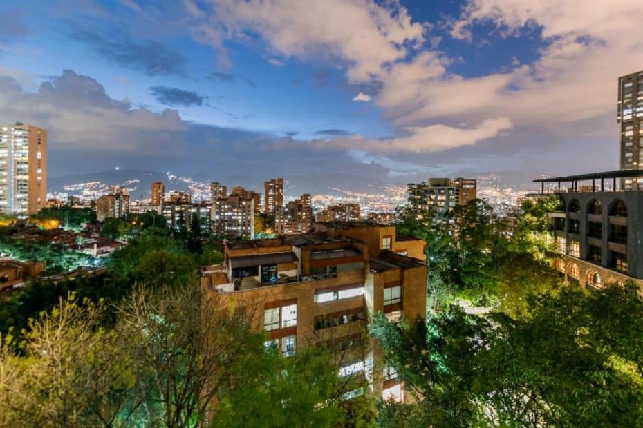 Seguro y animado, El Poblado es sin duda el mejor barrio de Medellín para salir de fiesta, sobre todo entre los visitantes extranjeros.