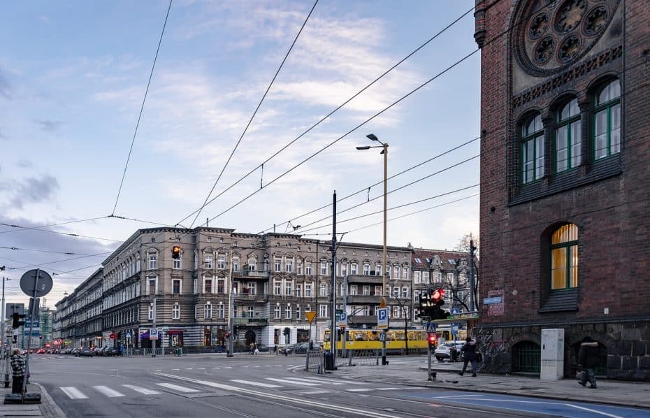 Soggiornare vicino alla stazione ferroviaria di Stettino è comodo per i viaggiatori che hanno bisogno di un facile accesso ai trasporti pubblici. Quest'area offre collegamenti rapidi con altre parti della Polonia e della Germania.