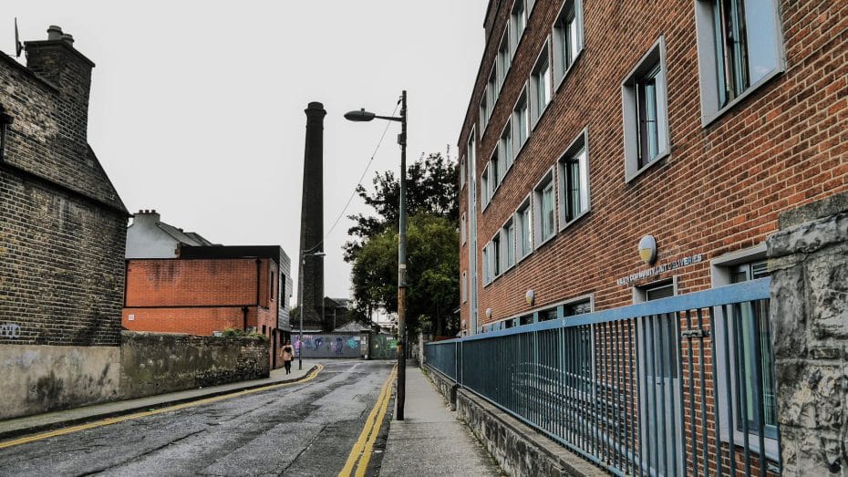 Stoneybatter and Smithfield Son conocidos por su encanto histórico y su ambiente moderno, estos vecindarios ofrecen una mezcla de pubs tradicionales, cafés artesanales y sitios culturales como la destilería Jameson.