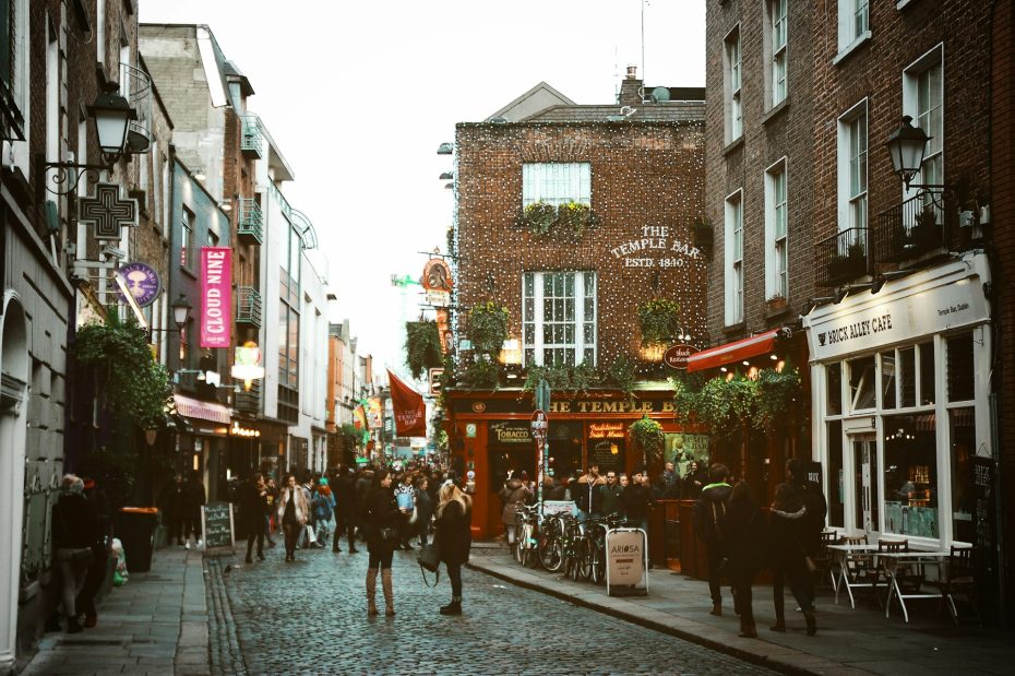 Temple Bar es famoso por su animada vida nocturna, sus pubs tradicionales y sus calles adoquinadas. Temple Bar es un barrio cultural emblemático.