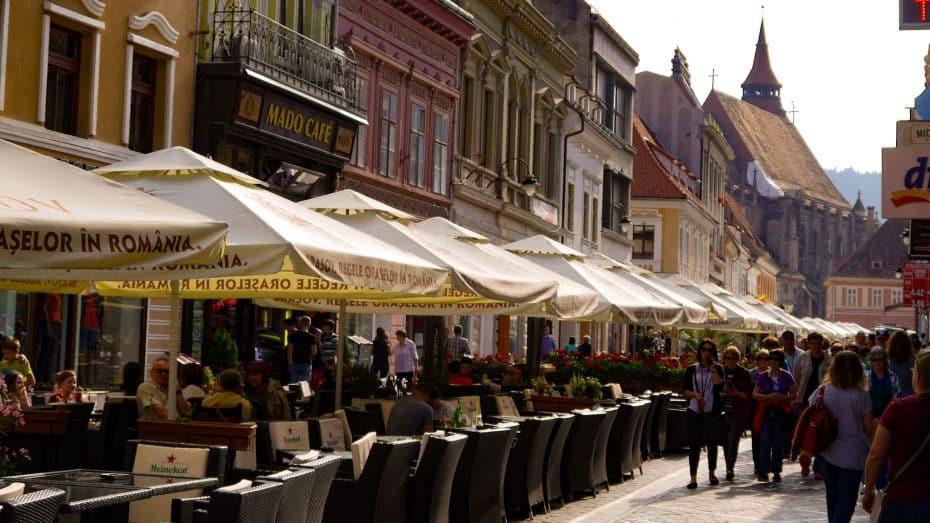 El casco antiguo es una de las mejores zonas para alojarse en Brasov, Rumanía