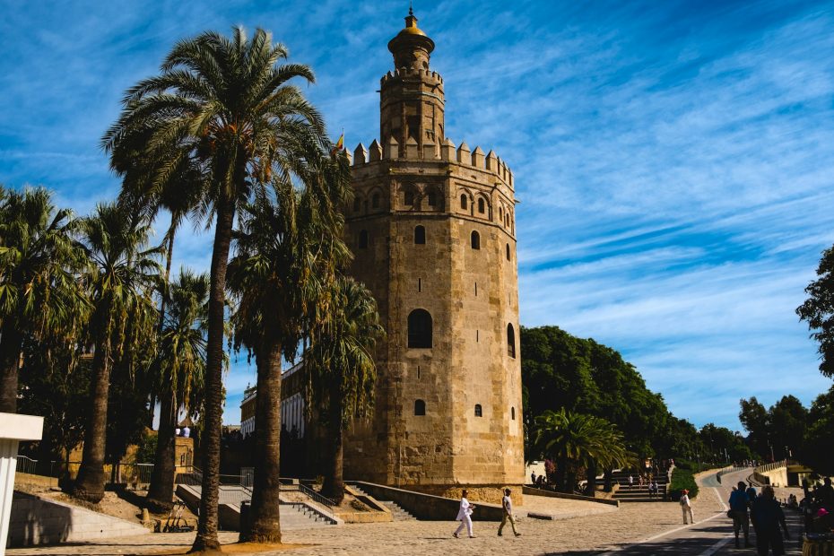 La planta dodecagonal de Torre del Oro es una de sus características más llamativas