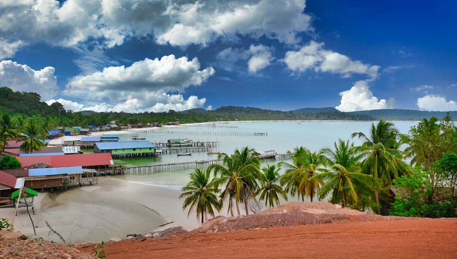 Known for its bustling atmosphere, Kaoh Toch Beach is located on the southeastern side of Koh Rong