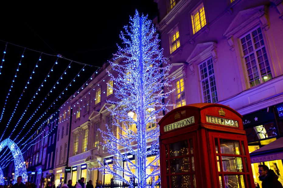 Conocido por sus exclusivos clubes nocturnos, Mayfair es un lujoso distrito del centro de Londres que limita con Hyde Park y Piccadilly Circus.