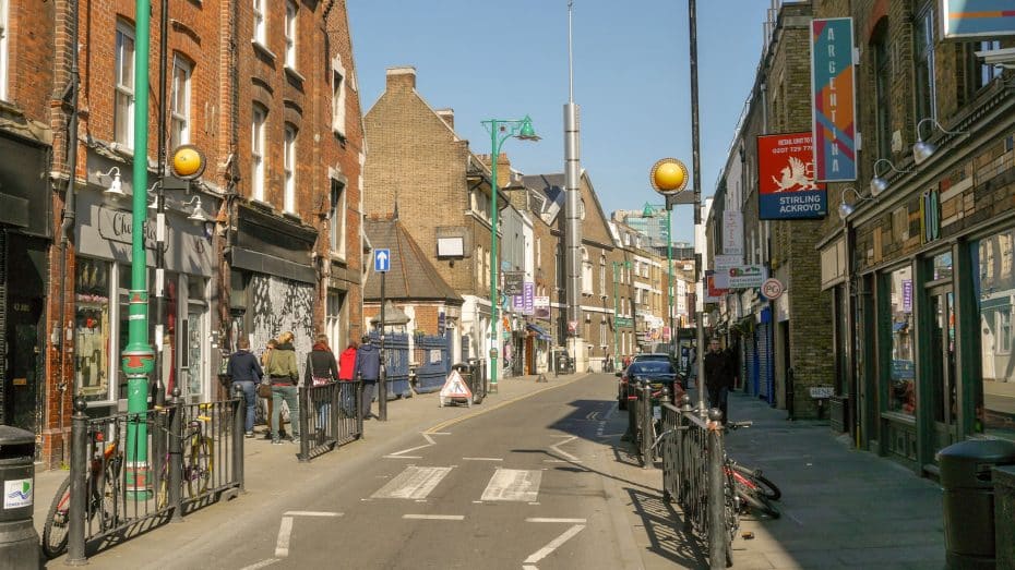 Situat a l'est de Londres, Shoreditch va passar de ser una zona industrial a un barri modern i dinàmic.