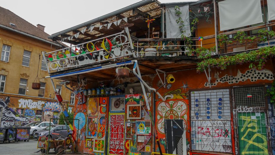 Situata a nord del centro città, l'area della stazione ferroviaria di Lubiana e di Metelkova è comoda e divertente.