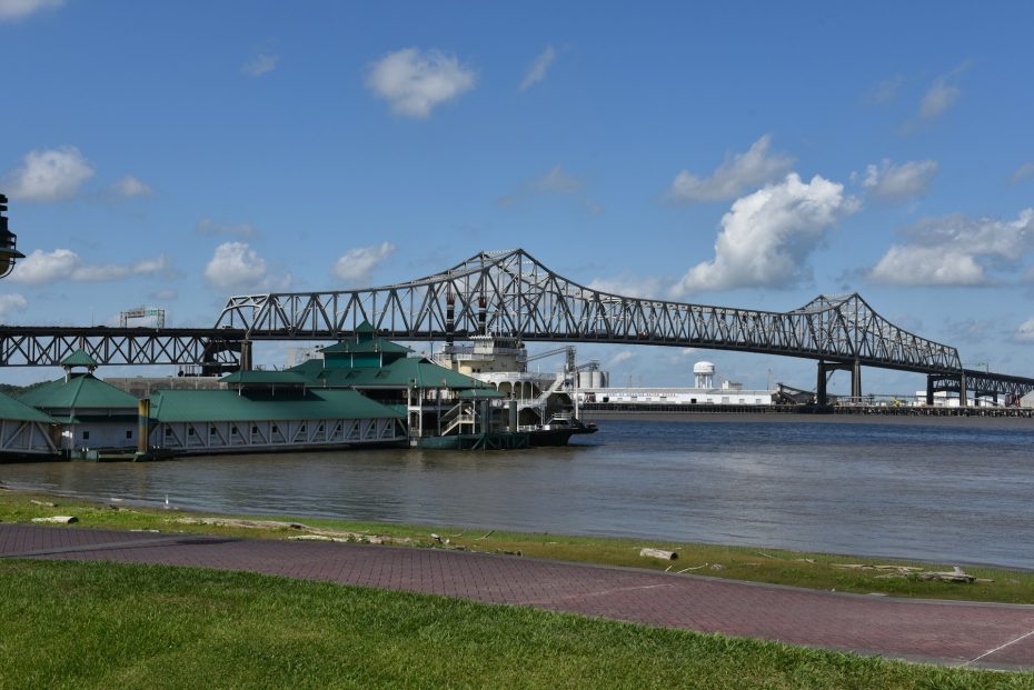 Port Allen (West Baton Rouge) es conocido por su ambiente más relajado, sus vistas panorámicas del río Misisipi y su alojamiento económico.