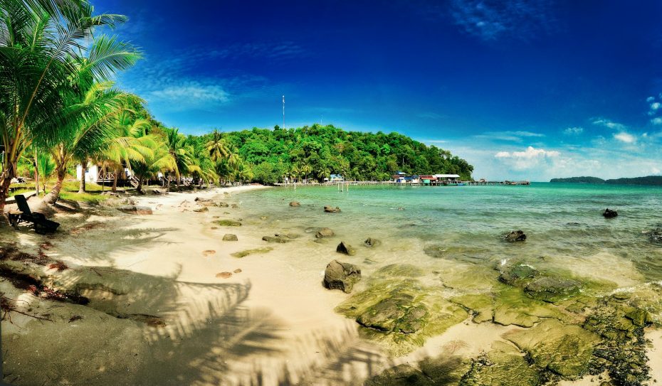 Saracen Bay is situated on Koh Rong Samloem and serves as a quieter alternative to Kaoh Toch Beach.