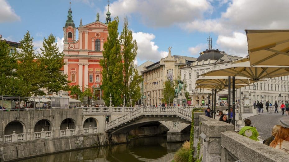 Situado junto al río Ljubljanica, el casco antiguo es el corazón histórico de Liubliana. Cuenta con calles y edificios medievales.