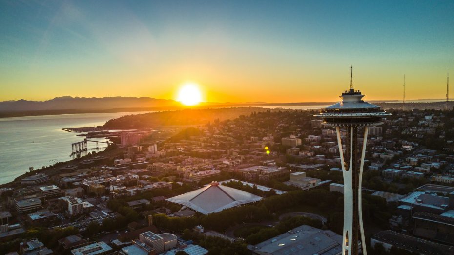 Situada al noroeste del centro, Queen Anne es famosa por la emblemática Space Needle, el Seattle Center, el Museo de la Cultura Pop y la exposición Chihuly Garden and Glass.