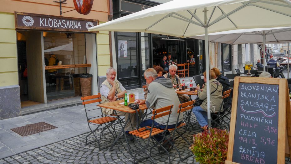 El casco antiguo alberga algunos de los restaurantes y locales nocturnos más populares de Liubliana.