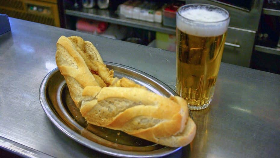 El bocata de calamares es la comida callejera madrileña que no sabías que necesitabas probar