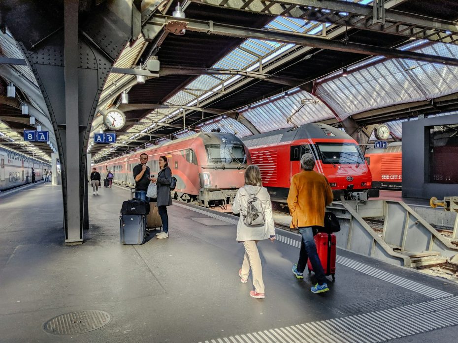 Hauptbahnhof Zürich es un centro neurálgico para los viajes nacionales e internacionales.