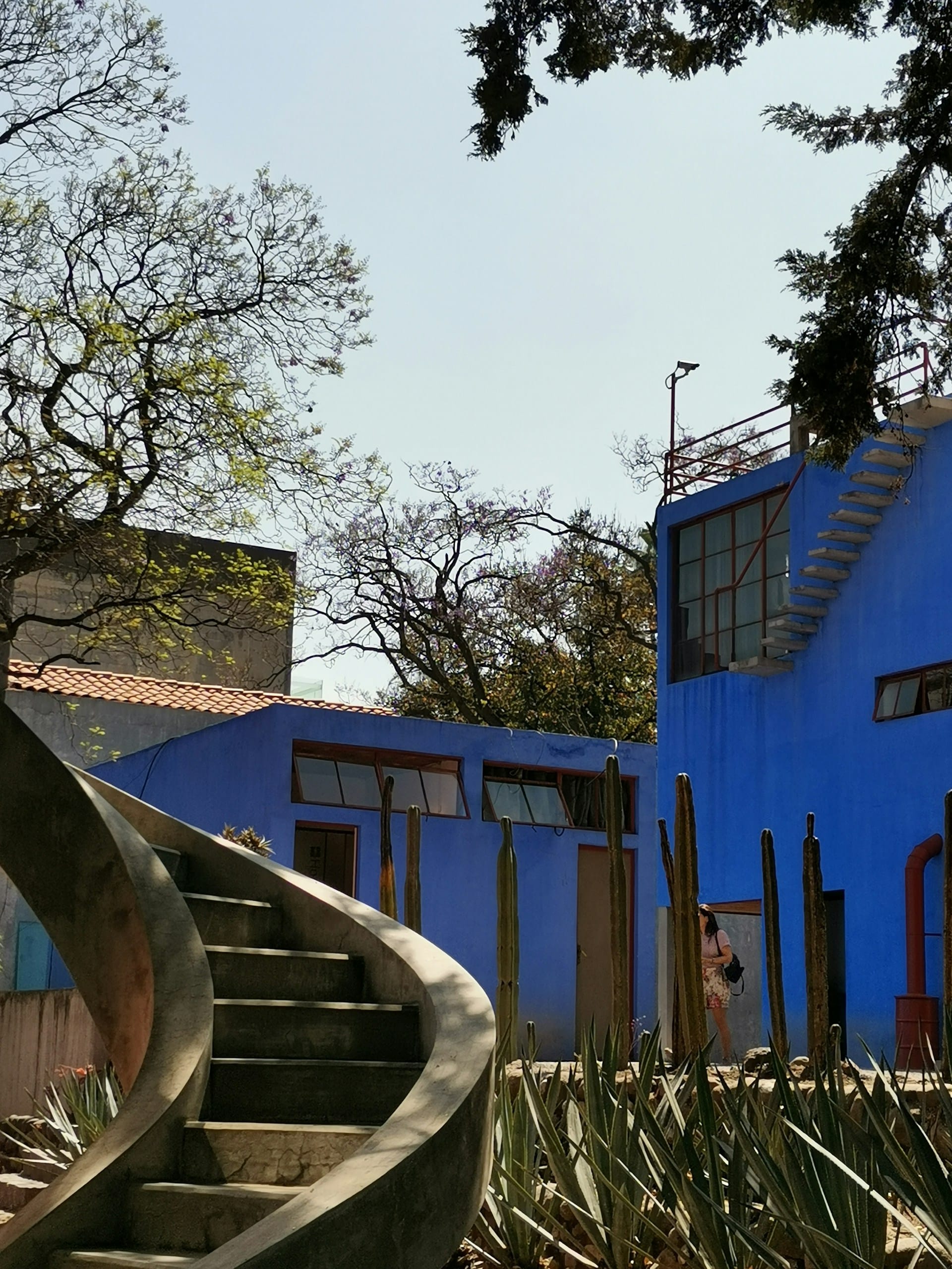 La Casa Azul té un estil arquitectònic tradicional mexicà amb tocs moderns.