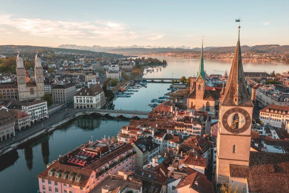 Lindenhof e Rathaus fanno parte della Città Vecchia (Altstadt), nota per i suoi monumenti storici e la sua architettura.