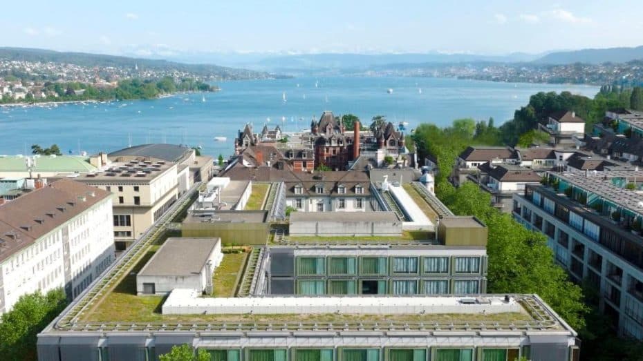 Situada al sur del centro de la ciudad, cerca del lago de Zúrich, Enge destaca por sus espacios verdes, como el Rieterpark, y culturales, como el Museo Rietberg.