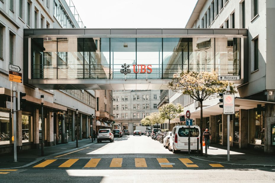 La zona de la City es refereix al centre de Zuric i acull institucions financeres i seus corporatives.