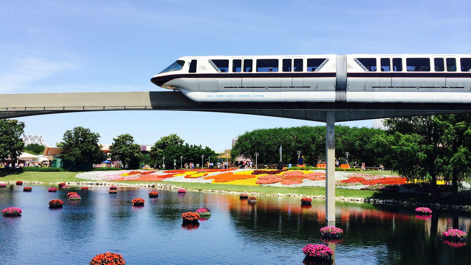 El monorraíl de Disney conecta algunos complejos y parques alrededor de Lake Buena Vista