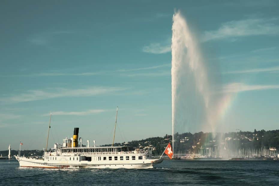 The area around the lake is one of the best to stay in Geneva, Switzerland