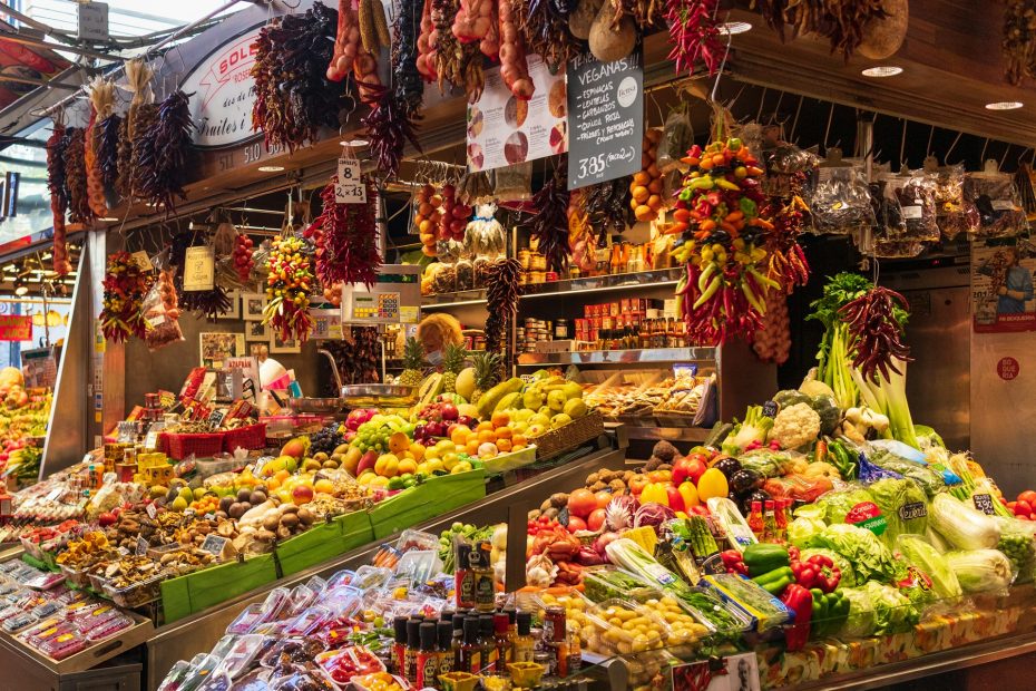 El famoso Mercat de Sant Josep de la Boqueria encabeza la lista de cualquier gastrónomo que viaje a Barcelona.