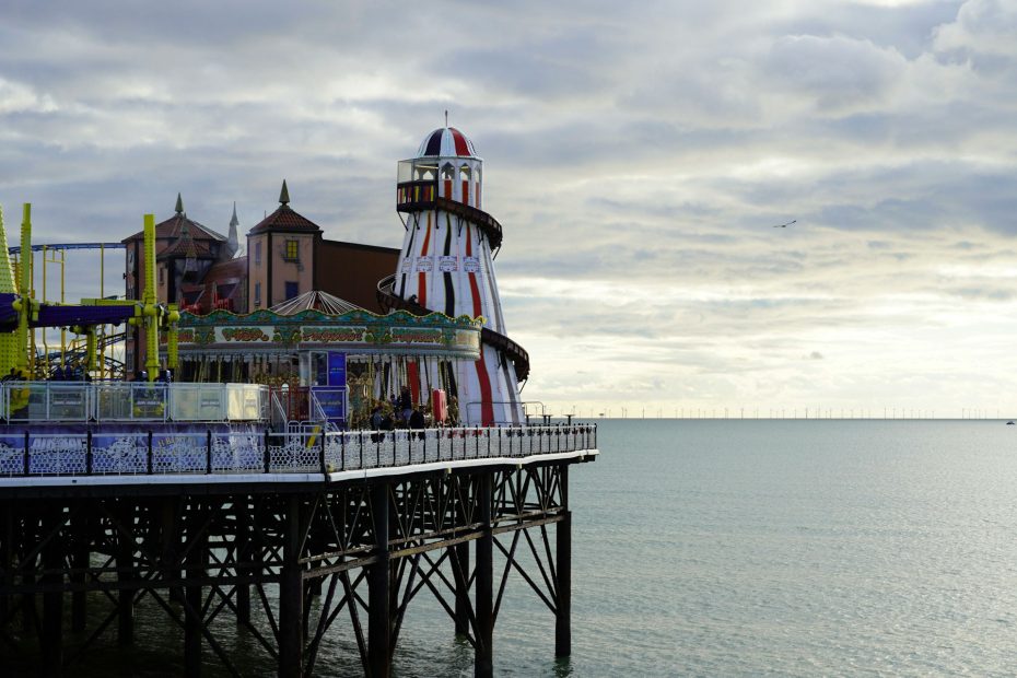 El paseo marítimo de Brighton ofrece impresionantes vistas al mar y un cómodo acceso a la playa, el muelle y diversas opciones de ocio.