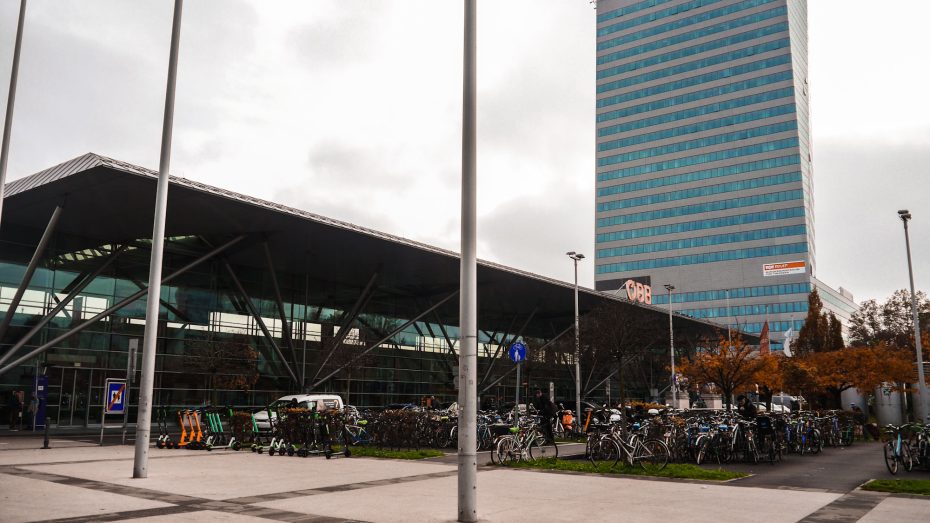 Situato vicino alla stazione ferroviaria centrale, la zona intorno alla Hauptbahnhof è ideale per i viaggiatori d'affari e per coloro che hanno bisogno di un facile accesso ai trasporti pubblici.