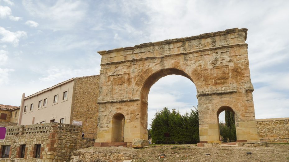 Arco romano de Medinaceli - Principales atracciones entre Madrid y Barcelona para ver en coche o en tren