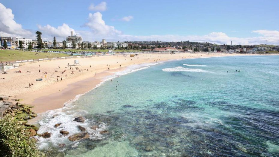 El barrio de Bondi es famoso por su playa, sus cafés y sus actividades al aire libre, como el surf.