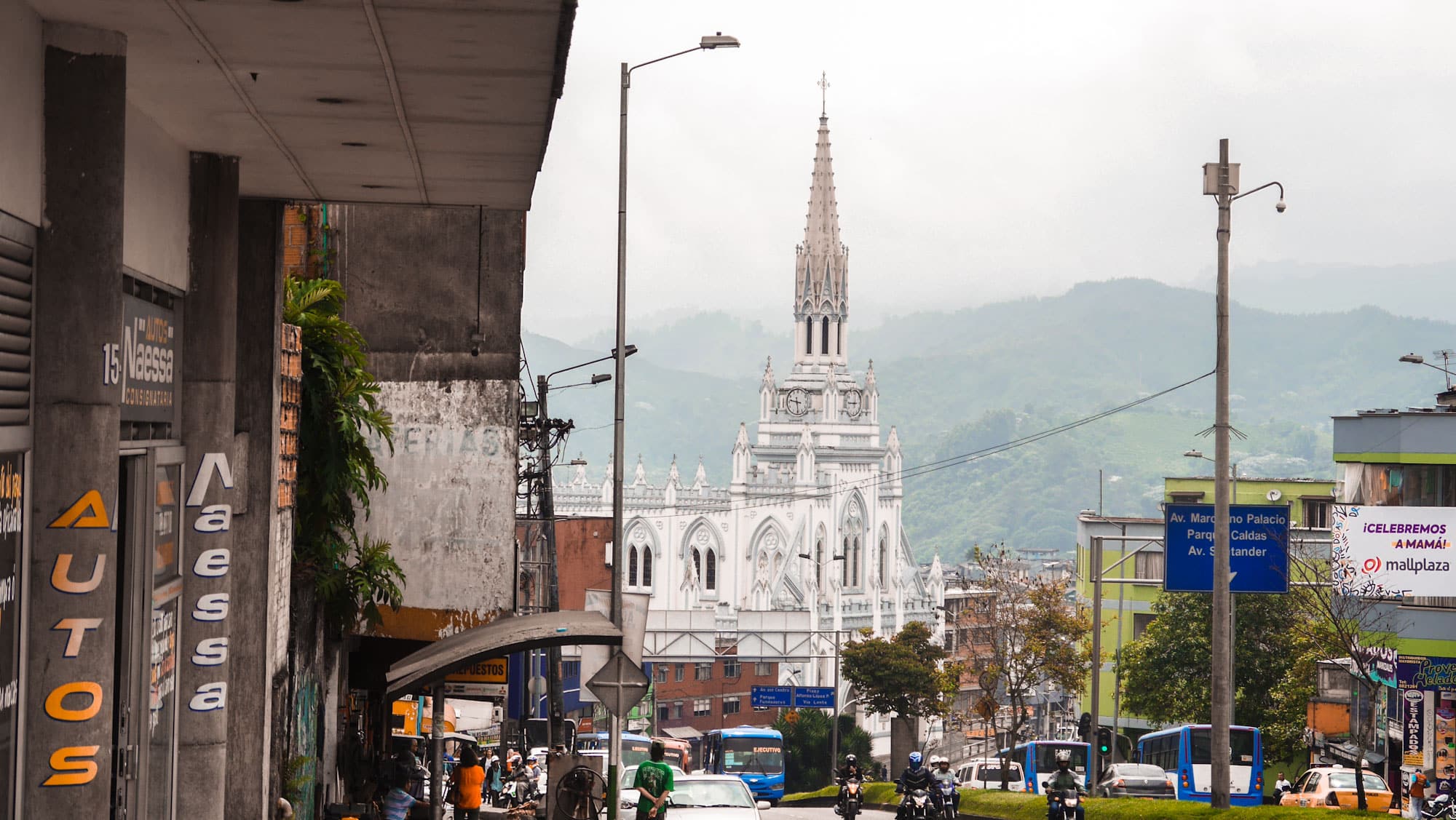 Manizales es una de las tres grandes ciudades del Eje Cafetero colombiano y una excelente base