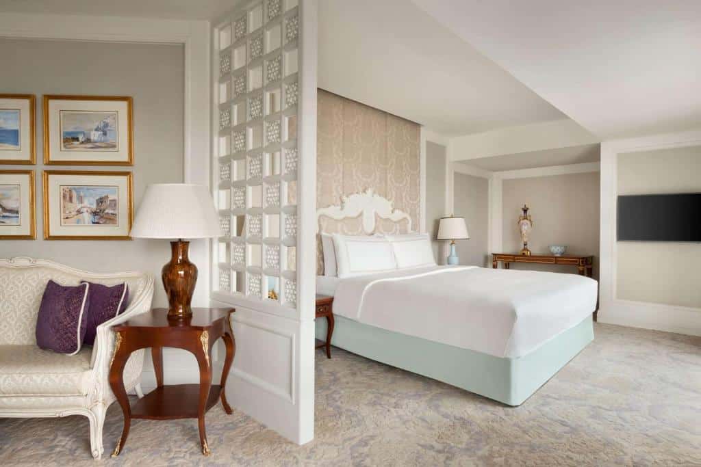 Le camere dello Shangri-La Bosphorus sono perfette per i viaggiatori di lusso in cerca di fascino ed eleganza d'altri tempi.