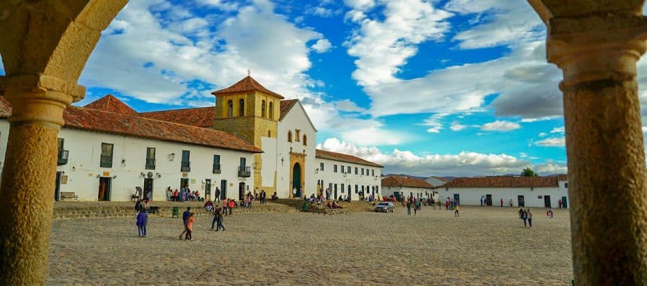 Villa de Leyva es conocida por su arquitectura colonial y alberga una de las plazas más famosas de Colombia.