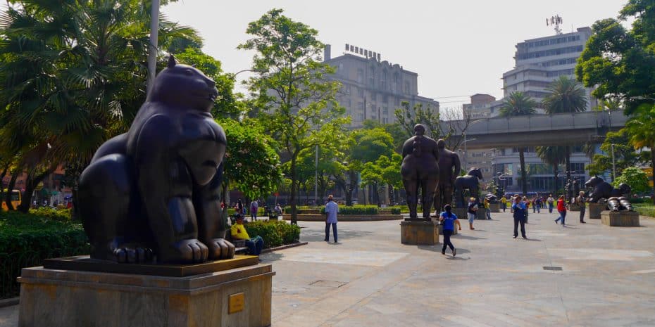 La Plaza de Botero, que alberga más de veinte esculturas del célebre artista paisa, es una visita obligada en Medellín.