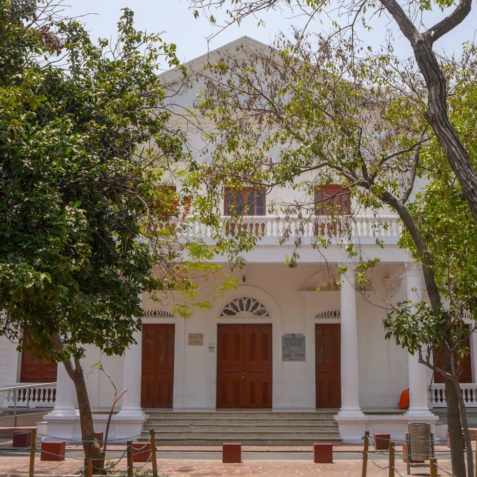 El Parque de los Novios está situado junto al Palacio de Justicia