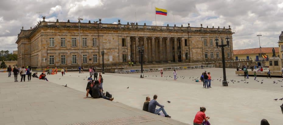 La Plaza de Bolívar alberga el edificio del Congreso Nacional de Colombia